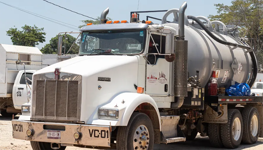 Vactor service in operation